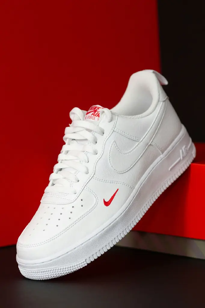 unsplash_7fEgCk-1Hkw_air force 1 sneakers.webp